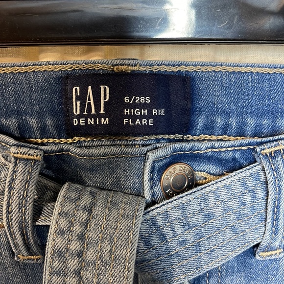 EUC- GAP HIGH RISE FLARE JEANS WITH BELT SIZE 6/28 R - Picture 5 of 9